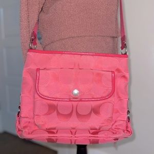 Coach pink used signature crossbody shoulder bag. F16550